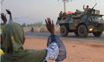 Les militaires entament leur offensive vers le nord du Mali,La France s&rsquo;engage au sol