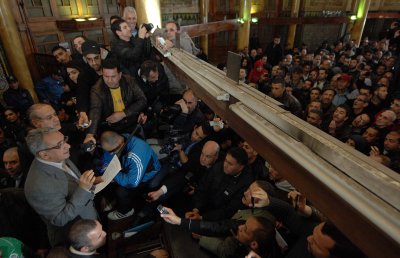 Moussa Benhamadi chez les grévistes à la Grande-Poste