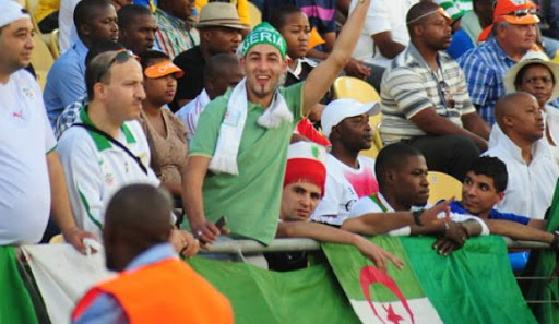 Sa voiture prend feu, un supporter algérien s’en sort avec des brûlures