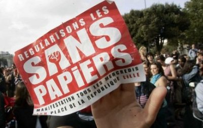 Sans papiers : Valls interpellé par près de cent associations