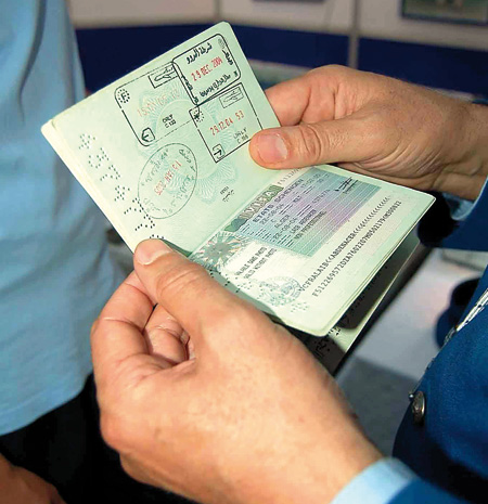Une enquête est toujours en cours, Saisie de faux passeports et permis de conduire étrangers