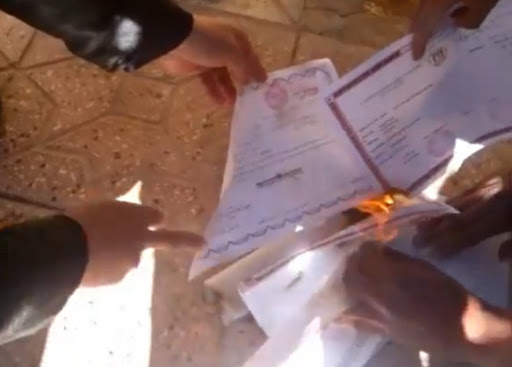 Algérie : des chômeurs brûlent leurs diplômes devant l’ANEM à Laghouat