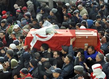 Des centaines de milliers de personnes assistent à l’enterrement de Chokri Belaid,Les Tunisiens défient les islamistes d’Ennahda