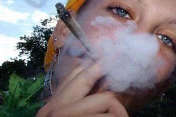 Des femmes qui se droguent témoignent à l’expression, »Un joint a détruit ma vie »