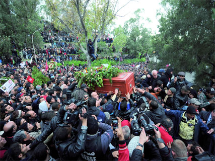 Émouvantes et impressionnantes obsèques de BelaÏd Chokri ,La Tunisie veut sa seconde révolution