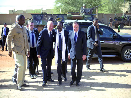 Il a été accueilli avec ferveur au Mali ,François Hollande parade à Tombouctou