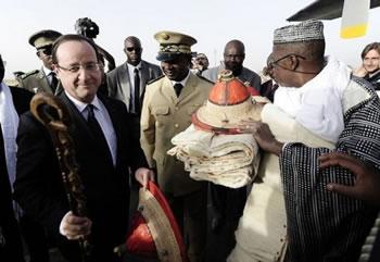 Le président Français en tournée des «popotes» au Mali,Hollande accueilli avec ferveur à Tombouctou