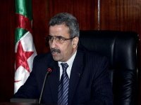 Les disponibilités en produits agricoles et agroalimentaires en Algérie se sont multipliées par huit depuis l’indépendance nationale, alors que la population algérienne a augmenté de quatre fois plus en 50 ans, indique dimanche le ministère de l’Agriculture et du développement rural.  En volume, les disponibilités alimentaires globales (production nationale/importations) ont été multipliées par huit entre 1962 et 2011, selon un document du ministère élaboré à l’occasion du cinquantenaire de l’indépendance nationale.  Cette progression est calculée sur le nombre de calories par habitant et par jour ainsi que sur l’augmentation de la population algérienne depuis l’indépendance à ce jour. L’Algérie compte plus de 37 millions d’habitants actuellement.  En apport calorique, « la disponibilité alimentaire a doublé, passant de 1.758 calories/jour et par habitant en 1964 à 3.500 calories/jour/habitant en 2011, la population ayant été multipliée par quatre durant cette période, la disponibilité alimentaire a été donc multipliée par huit », selon le document du ministère.  Même si les niveaux diffèrent d’une filière à une autre, la production agricole nationale représente, en volume, 70% des disponibilités alimentaires du pays, le reste étant assuré par les programmes d’importation.  Par produit, l’Algérien consomme actuellement 285 kg de blés par an (kg/ha/an), alors qu’il en prenait 132 kg/ha/an en 1964. Les céréales sont parmi les produits de base de l’alimentation algérienne.  La consommation de produits maraîchers est passée de 54 kg/ha/an en 1964 à 156 actuellement dont celle de la pomme de terre dont l’Algérien consommait 22 kg/ha/an après l’indépendance et 106 kg/ha/an en 2011.  Pour le lait, le nombre de litres par habitant et par an est passé de 30,1 litres en 1964 à 152 en 2011, selon le ministère.  Pour les viandes rouges, la consommation actuelle est estimée à 13 kg/ha/an contre 3,8 kg/ha/an en 1964, alors que celle des viandes blanches s’affiche respectivement à 9 kg contre 1,6 kg.  Concernant les rendements, l’Algérie a obtenu en moyenne 16,8 quintaux par hectare de céréales en 2011 contre 5,3 qx/ha en 1964. Pour les cultures maraîchères, le rendement à l’ha est passé à 222,1 qx contre 72,3 qx durant les premières années de l’indépendance. Le rendement de la pomme de terre a atteint 304,3 qx/ha en 2011 contre 70,2 qx/ha en 1964.  Concernant la valeur des disponibilités alimentaires, l’Algérie importait pour 204 milliards DA et produisait l’équivalent de 492 milliards DA en 2000, soit 71% de ses besoins, selon des statistiques disponibles qui concernent seulement la période (2000-2012).  En 2012, la valeur de la production nationale a atteint 2.223 milliards DA, soit 72% des disponibilités alimentaires, alors que la valeur des importations alimentaires a atteint 872 milliards DA.  La production agricole nationale a connu un taux de croissance moyen de 3% par an en 1981 et 1990, de 3,2% entre 1991 et 2000 et de 7,3% entre 2001 et 2011.  L’Algérie a eu pour préoccupation majeure constante, depuis l’indépendance, l’amélioration de la sécurité alimentaire à travers le développement de la production agricole et l’amélioration des conditions de vie des populations rurales.  A travers la politique du renouveau agricole et rural, engagée depuis 2008 en plein crise alimentaire mondiale, l’Etat veut renforcer la sécurité alimentaire et réduire les importations afin de limiter les effets des fluctuations des prix des produits alimentaires de base sur le marché mondial.