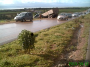 Oran: Un semi remorque fou percute 2 voitures et termine sa course dans le ravin