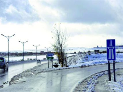 Plusieurs routes bloquées et des villages isolés