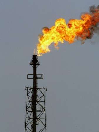 Réformes, affaires de corruption et horizons politiques, Le pétrole, chance ou malédiction ?