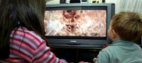 Regarder trop la TV enfant, risque de comportement anti-social