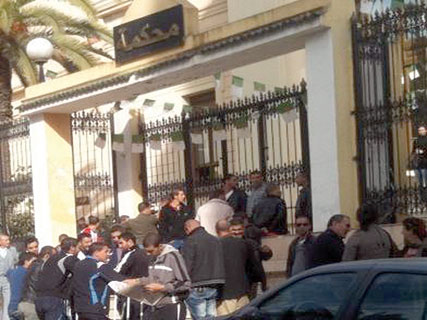 Après la disparition énigmatique d’un jeune villageois, Des citoyens assiègent le tribunal de Tizi Ouzou