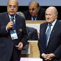 Blatter félicite Raouraoua pour sa réélection à la tête de la FAF