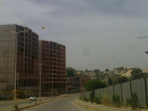 Des citoyens protestent devant le chantier de leurs logements à Draria