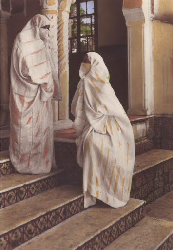 En Haïk des algeriennes defilent pour promouvoir la tradition