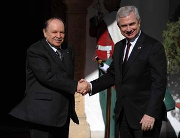 Fin de la visite du président du parlement Français à Alger,Bartolone repart séduit par Bouteflika