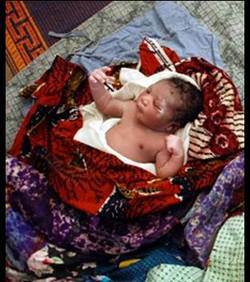 Il a été découvert par un éboueur, un nourrisson abandonné dans une décharge publique à Béchar