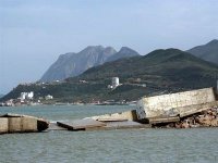 La digue de protection du port de pêche de Tala-Ilef (Béjaïa) fracturée par la houle