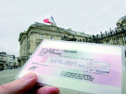 Obtention de cartes de séjour en france ,Les Algériens premiers bénéficiaires