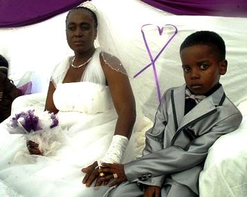 Un garçon de 8 ans se marie avec une femme âgée de 61 ans