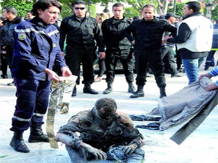 Un jeune homme s&rsquo;immole par le feu sur l’avenue Habib-Bourguiba,Tunis sous le choc