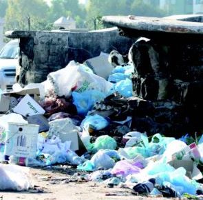 Algérie – Les ordures … et les trous partout.