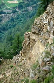 Bouira, Imesdhourar menacé par les chutes de pierres