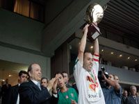 Il est le porte-bonheur des deux clubs algérois, Bouteflika a déjà remis six fois la Coupe d’Algérie à l’USMA et le MCA