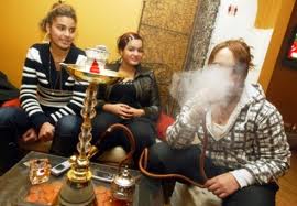La chicha dans les cafés, une nouvelle tendance à El Bahia: Un plaisir qui tue