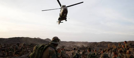 L’armée algérienne aurait ravitaillé les hélicoptères français au Mali