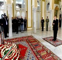 Le président Bouteflika se recueille devant la dépouille d’Ali Kafi au palais du peuple à Alger