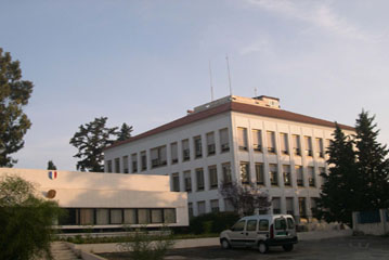 Les travailleurs du consulat de France à Alger en grève depuis 6 jours, les titulaires d’un dossier jugé prioritaire pourront récupérer, leur visa en 48 heures