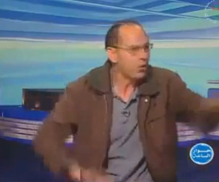 Un homme révolté pète les plombs en direct sur le plateau de l&rsquo;ENTV !