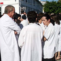 Elle réclame l’ouverture d’un dialogue, l&rsquo;intersyndicale tient un sit-in devant le ministère de la santé