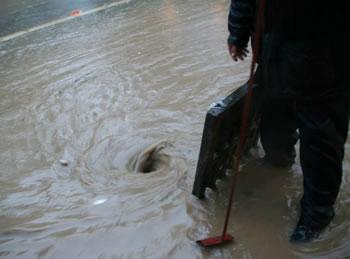 L&rsquo;entretien des avaloirs des voiries fait défaut,Le moindre orage inonde les villes