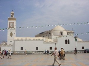 Les associations religieuses et les mosquées seront régies par la loi