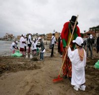 Les éboueurs de la mer à pied d’œuvre sur les plages