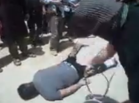 Syrie: lapidation en public de deux citoyens par les mercenaires islamistes (vidéo)