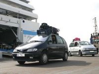 Une petite fille rejette de petites touffes de cheveux par la bouche