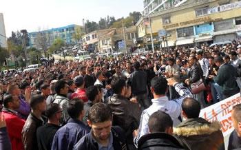 Afin de parvenir à la libération de leurs camarades,Un groupe d&rsquo;étudiants occupe la RN9