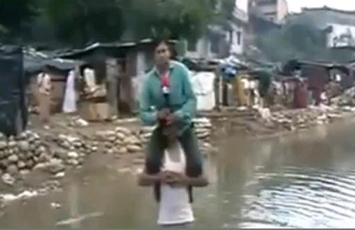 Inde: Le journaliste assis sur un rescapé pour un reportage a été licencié