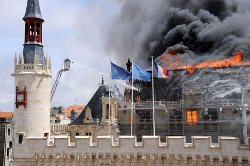 La mairie de La Rochelle s’embrase