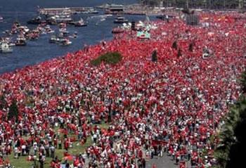 Les manifestants Turcs toujours mobilisés,Le gouvernement d&rsquo;Ankara tente d&rsquo;éteindre l&rsquo;incendie