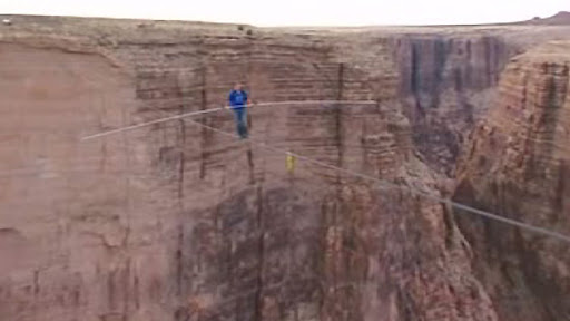 Sans filet ni harnais, Nik Wallenda traverse le Grand Canyon