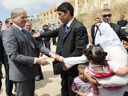 Souk-Ahras : Sellal en pompier face aux sollicitations citoyennes