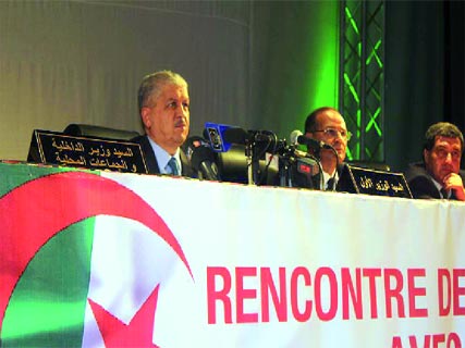 Abdelmalek Sellal a rencontré la société civile durant près de trois heures “Le développement de la wilaya de Tizi Ouzou profitera à toute l’Algérie !”