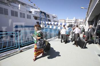 Accueillis par quatre ministres au port d’Alger,Des fleurs et des cartes Mobilis pour nos émigrés