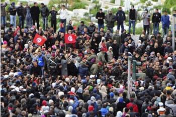 Après l&rsquo;assassinat de l&rsquo;opposant et député tunisien,Marée humaine pour les funérailles de Mohamed Brahmi
