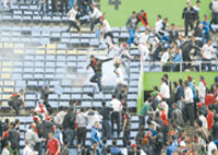 Des jeunes y sont blessés et y meurent parfois, Le stade de tous les dangers
